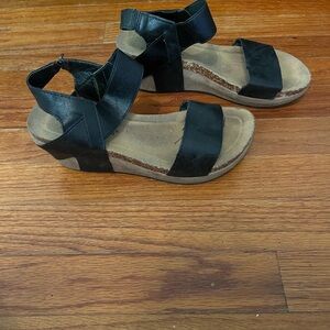 Women’s size 7 Pierre Dumas wedges
